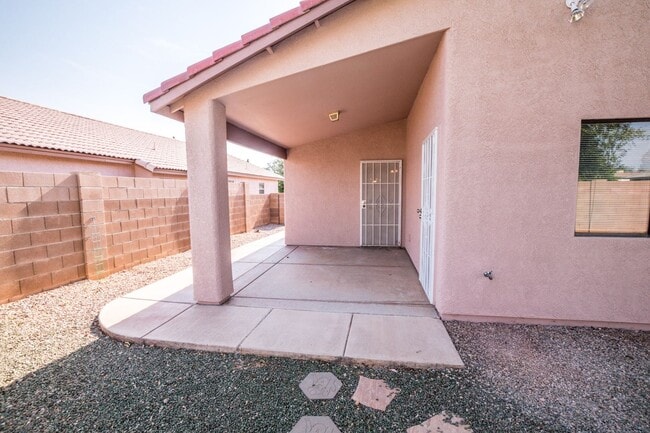 Building Photo - Charming 3-bedroom, 2-bathroom Home w/ 2 C...