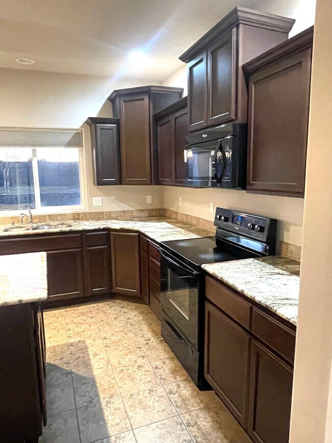 Building Photo - Charming Very Spacious 2-Story Home for Rent in Pasco, WA – Ideal Location Off Road 68!