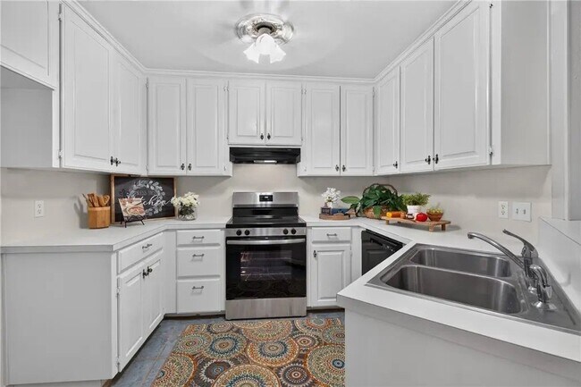 Building Photo - 4022 Wood River Dr