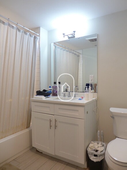 Building Photo - 1884 Washington St