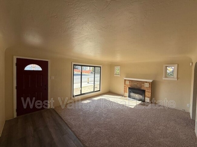 Building Photo - 334 B St