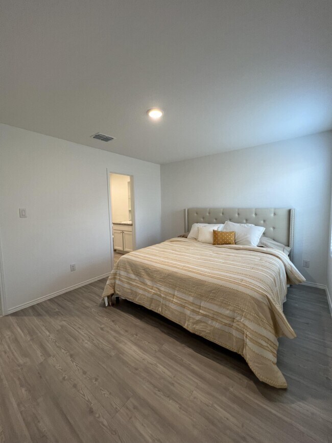 Building Photo - 8523 Grosbeak Cv