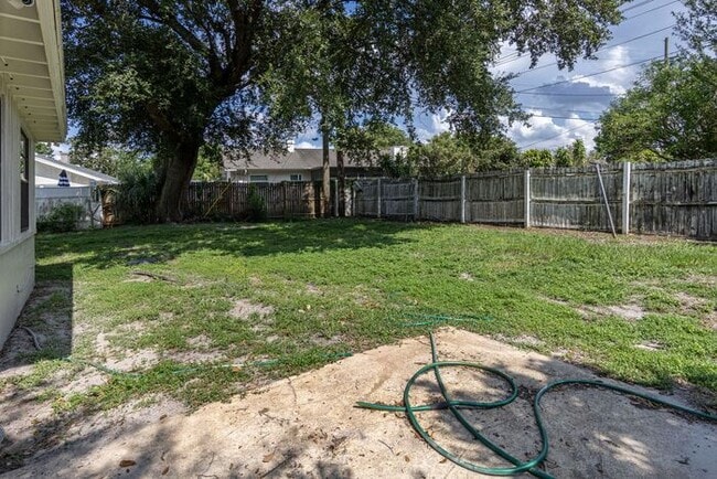 Building Photo - 3 bedroom/ 2 bath with carport
