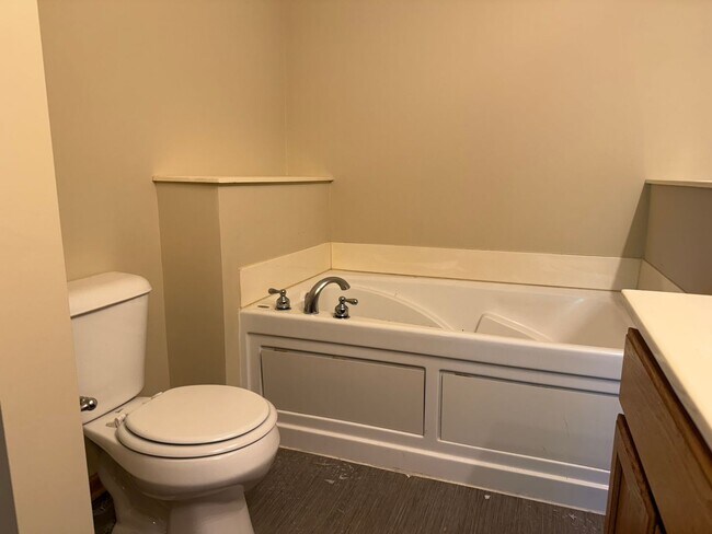 Building Photo - Easy Living On Gettysburg Way
