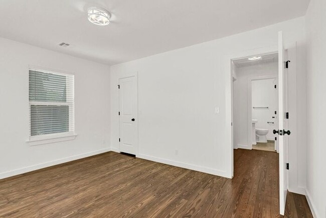Building Photo - Charming 2 Bed / 1 Bath Home – Convenient ...