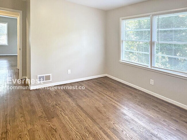 Building Photo - 2616 Wood Dr NE