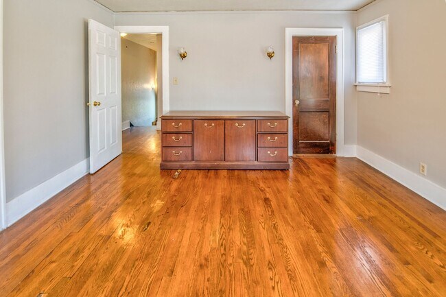 Building Photo - 563 S 35th St