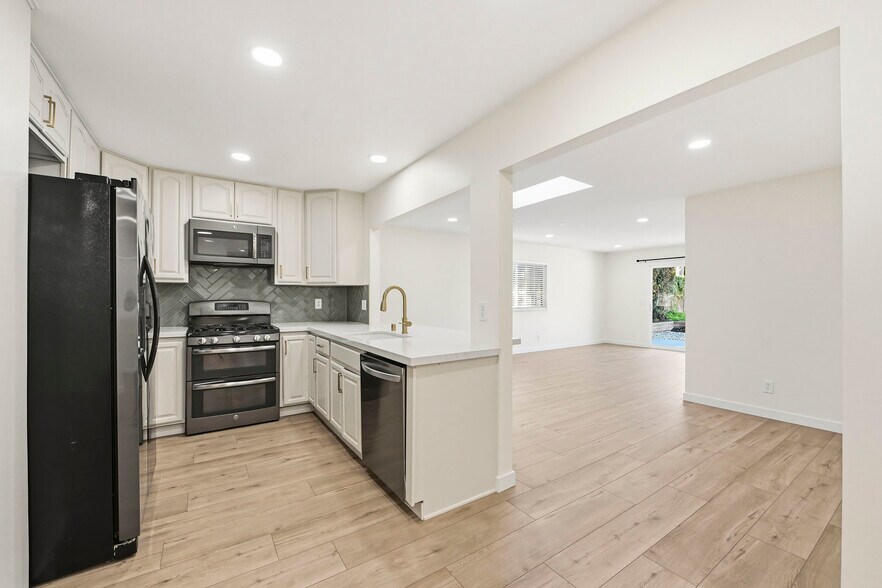 Building Photo - 362 Via Los Arcos