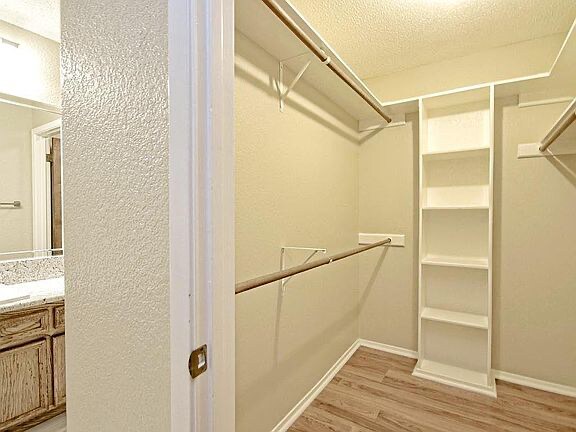 Building Photo - 8606 Mesa Dr
