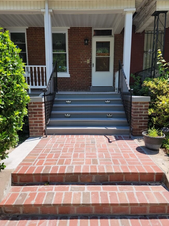 Building Photo - 915 L St NE