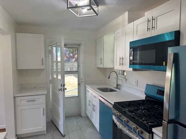 Building Photo - Completely Updated, Open , Quiet House in Oakmont!