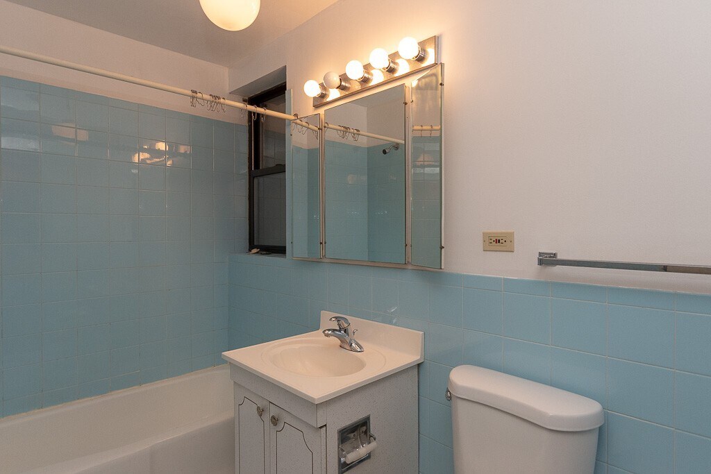 Building Photo - 3617 N Paulina St