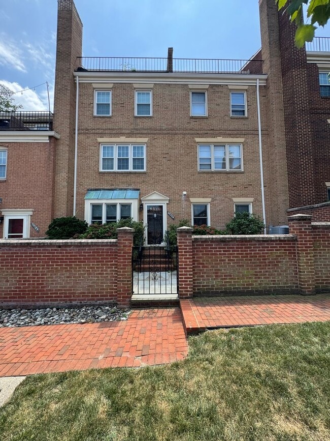 Building Photo - Rare Secluded Two Bedroom Arlington Townho...