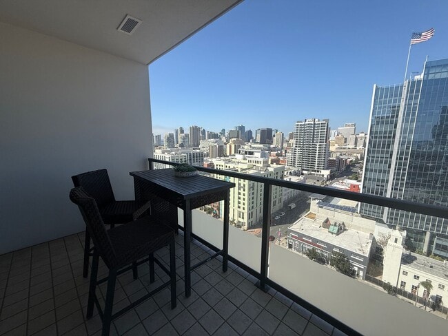 Building Photo - Upscale 2 Bed 2 Bath with Floor-to-Ceiling Windows and Stunning City Views