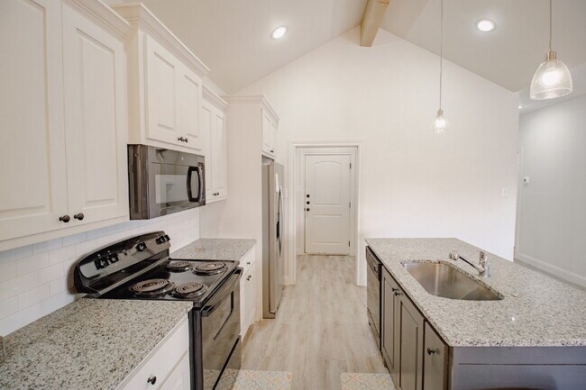 Building Photo - Spacious 3-Bedroom Duplex in South Lubbock