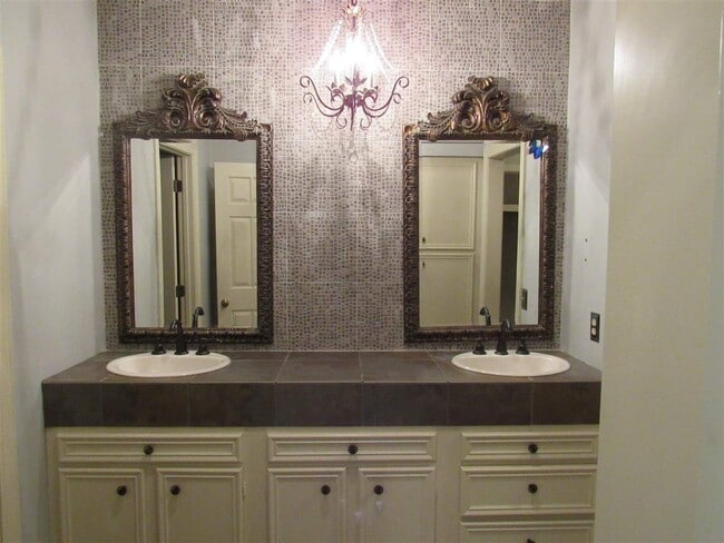 Building Photo - 255 Eastbrooke St