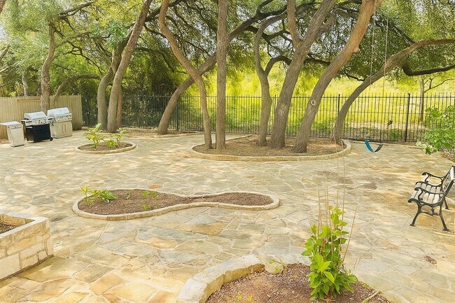 Building Photo - 513 Fallen Oaks Dr
