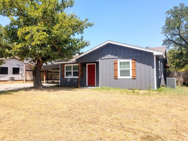Primary Photo - 3 bedroom 1 bath house in central Denton.