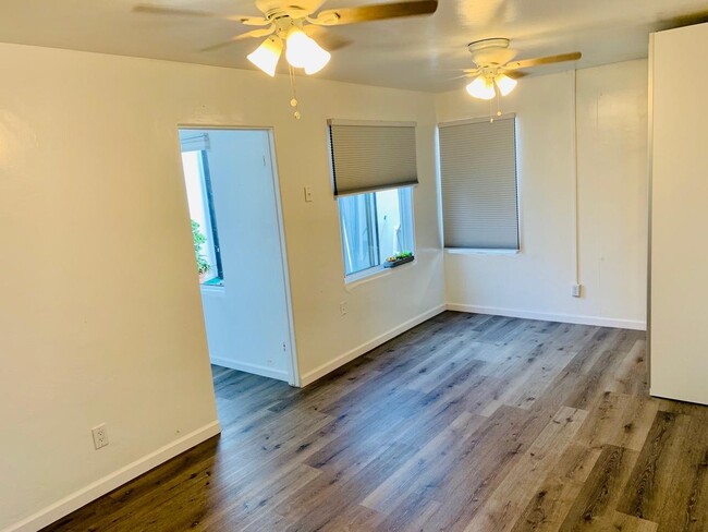 Building Photo - 732 Ventura Place, Unit 7