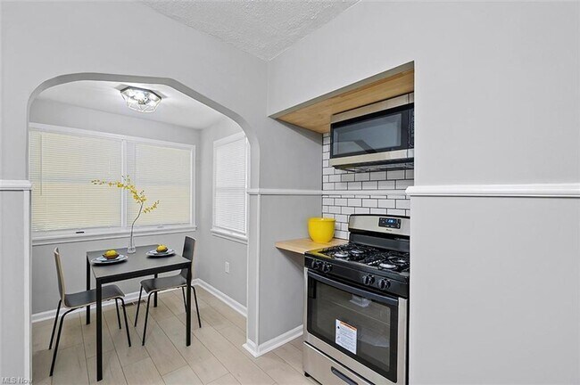 Building Photo - GORGEOUS Cleveland Hts Single Family - Ava...