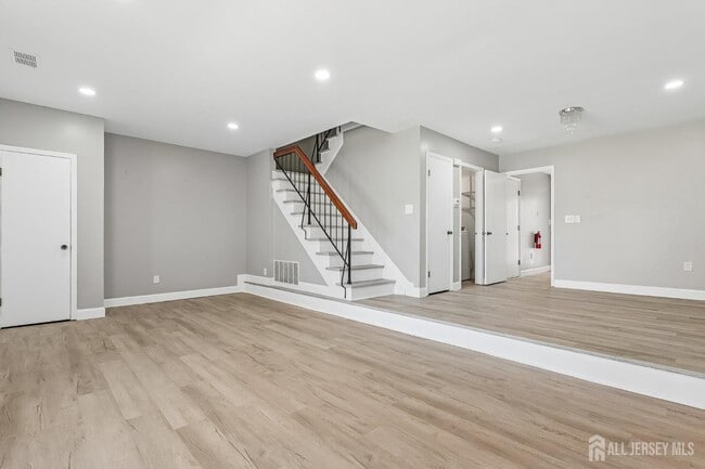 Building Photo - 1216 Thomas Ave