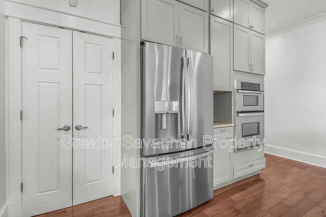 Building Photo - 419 E 54th St