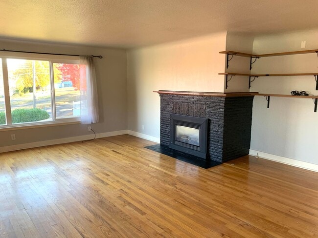 Building Photo - Beacon Hill 3 bedroom, 2 bath. 1 car garage with large storage loft.