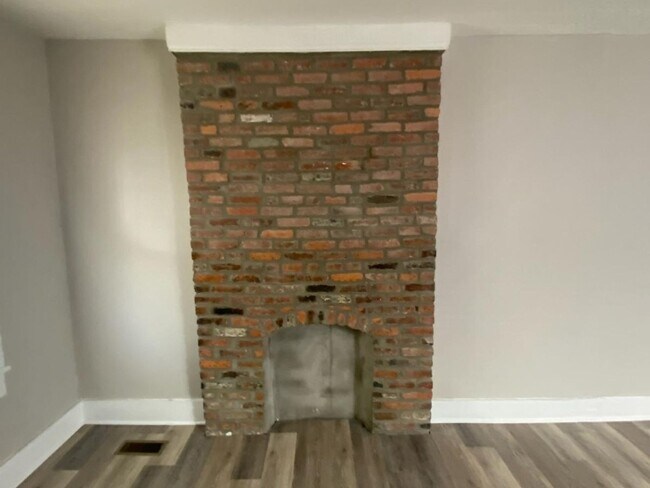 Building Photo - SPRING MOVE IN SPECIAL!!   Large 2 Bedroom Duplex in prime location Weiland Park / Itailian Villa...