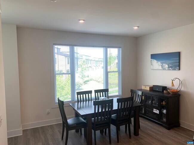 Building Photo - 1515 Knoll Ln