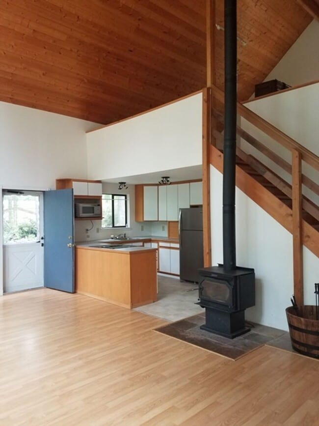 Building Photo - Beautiful home located on Emerald Lake