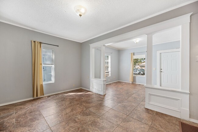 Building Photo - Charming 2 Bed 1 Bath - 2 weeks FREE!