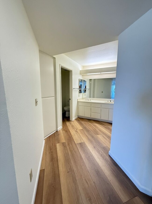 Building Photo - 2 BR 2 bath with beautiful views