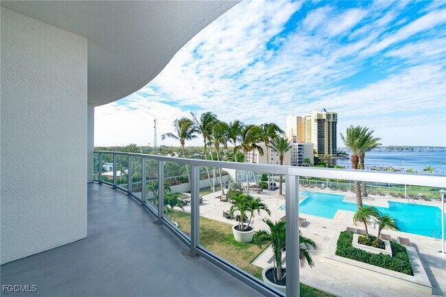 Building Photo - 3000 Oasis Grand Blvd
