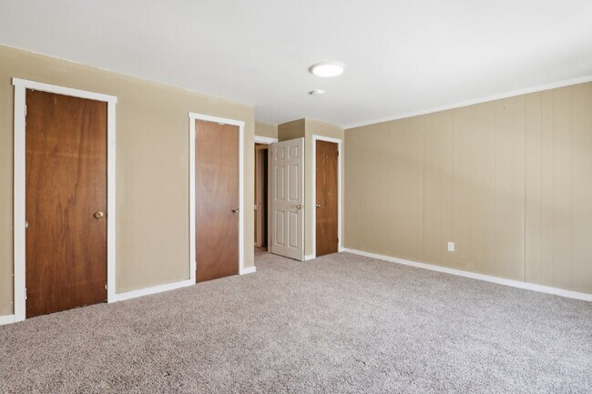 Building Photo - This well-maintained 4-bedroom, 2-bath duplex offers a spacious layout with all the comforts of h...