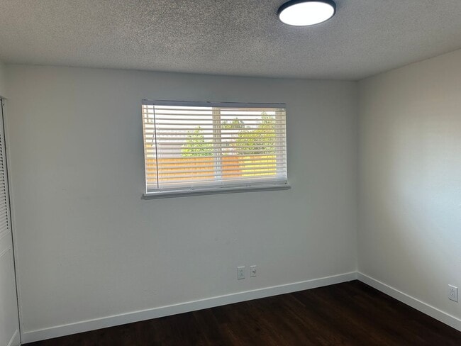 Building Photo - Beautifully updated 2 bedroom 1 bathroom d...