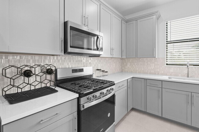 Building Photo - 758 SE Courances Dr