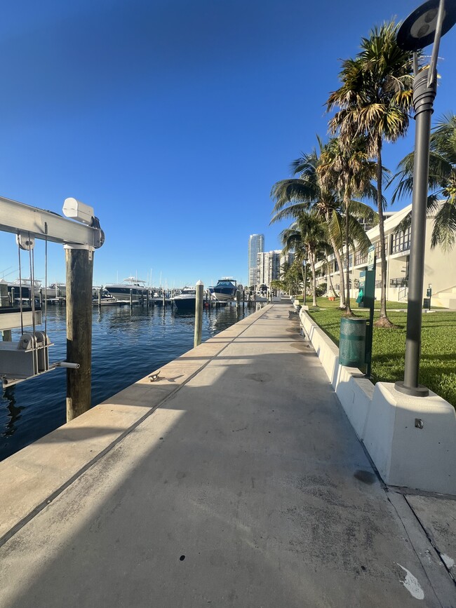 Building Photo - 1865 Brickell Ave