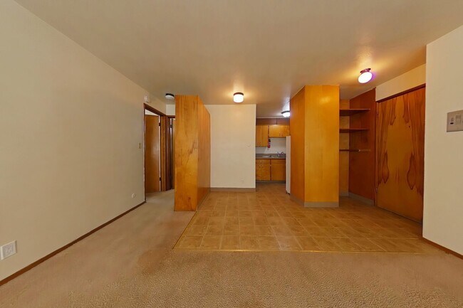 Building Photo - 2 Bedroom Apartment ~ Close to Campus ~ Ca...