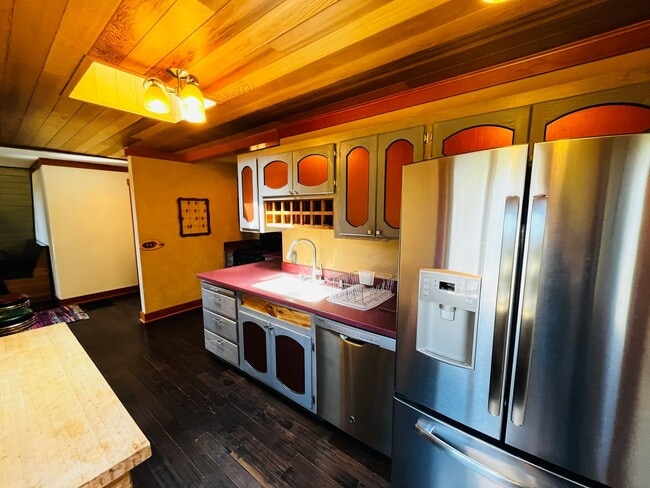 Building Photo - Wonderfully Eclectic Bainbridge Home, Perfect for Nature Lovers!