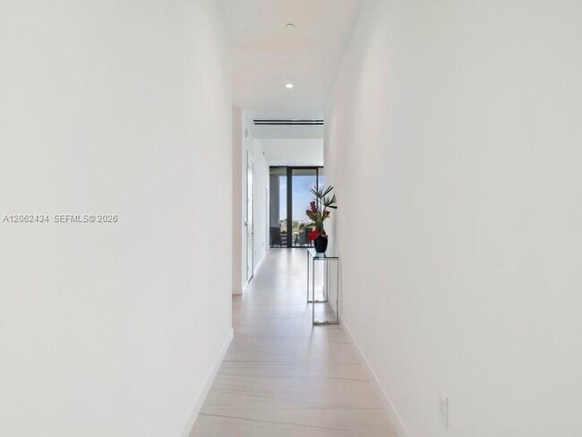 Building Photo - 2811 S Bayshore Dr