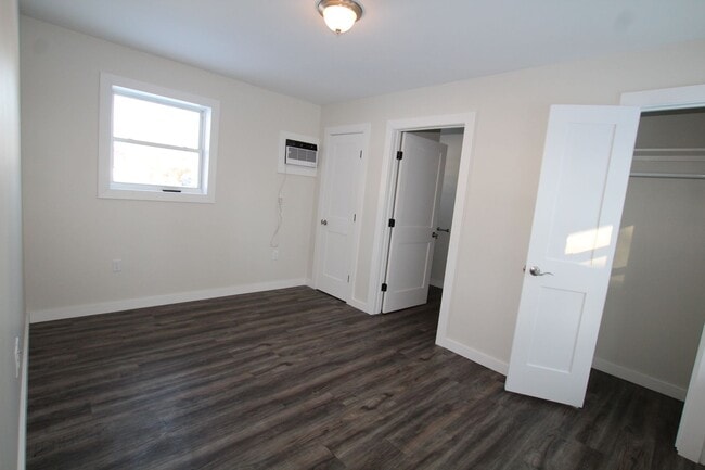 Building Photo - Beautifully remodeled and completed 1 bedroom apartment. FREE MONTH OF RENT!*