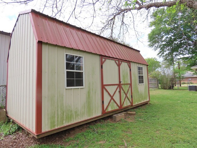 Building Photo - Spacious 4-Bedroom Home in Whitehouse ISD – Pet-Friendly with Large Fenced Yard! Bonus: Lawncare ...
