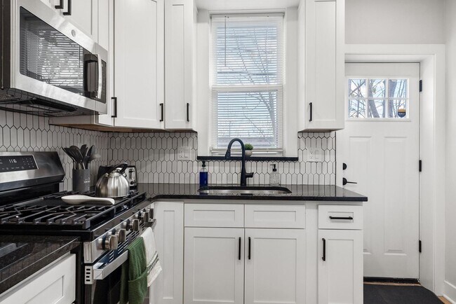 Building Photo - Luxurious 3-Bedroom Townhome in Point Breeze! Available NOW!