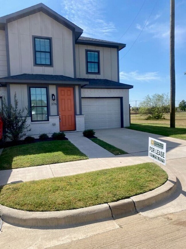 Building Photo - Large Townhome on corner lot