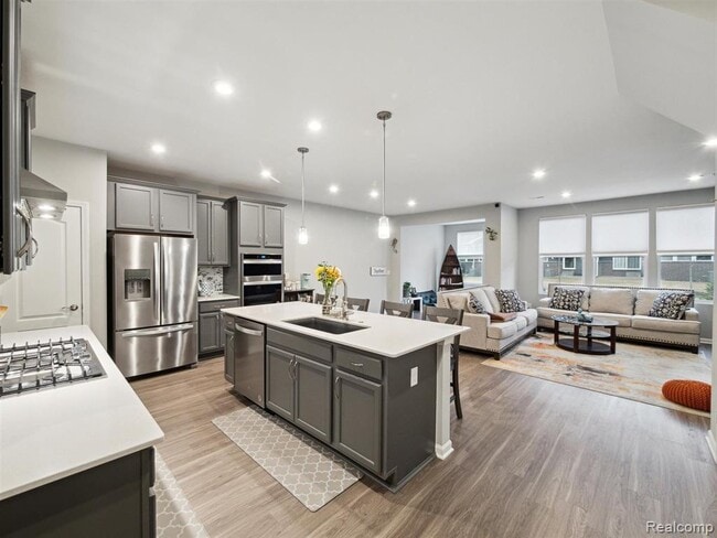 Building Photo - 4765 Glenora Dr