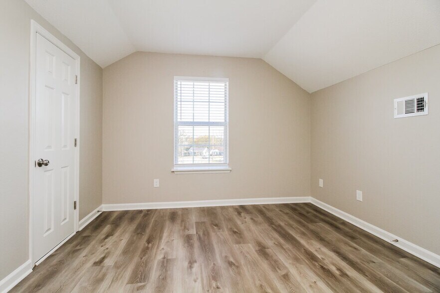 Building Photo - 205 Babe Ruth Cove