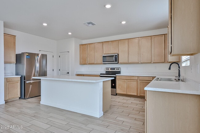 Building Photo - 509 E Elm Ln