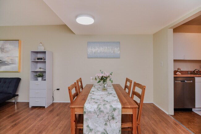 Building Photo - 609 Watersedge Dr
