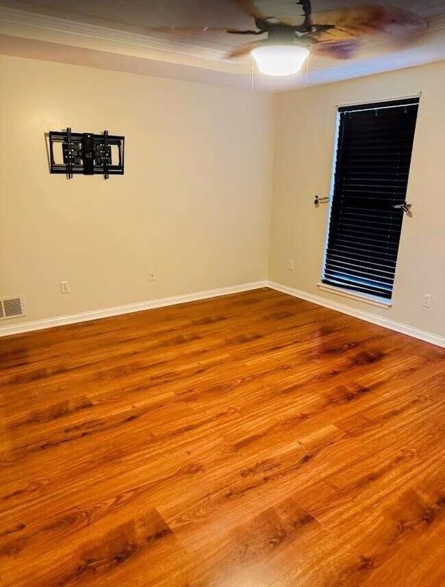 Building Photo - Beautiful spacious 4 bed 4 bath Family Home