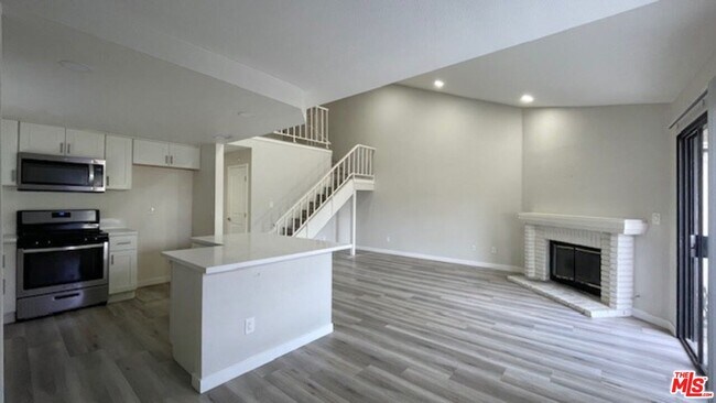Building Photo - 923 Lotus Cir